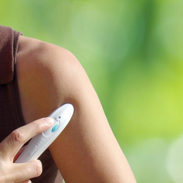 bite away - The Original Electronic Bug bite Treatment for Mosquito Bites, Made in Germany. Without Chemicals - Treatment by Heat, up to 300 Applications Possible with The First Set of Batteries - Image 2