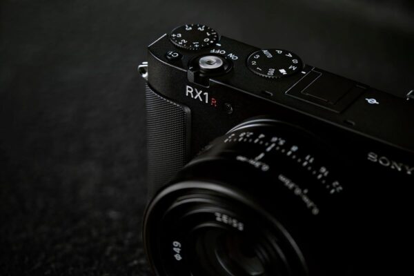 Sony RX1R III Full-Frame Premium Compact Camera Optimized with 61 MP CMOS Sensor, ZEISS® Sonnar T* 35mm F2 Lens, BIONZ XR™ Processor and AI-Based Subject Recognition - Image 7